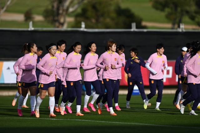 开云登录入口-女足训练以恢复为主 替补球员展开分队对抗