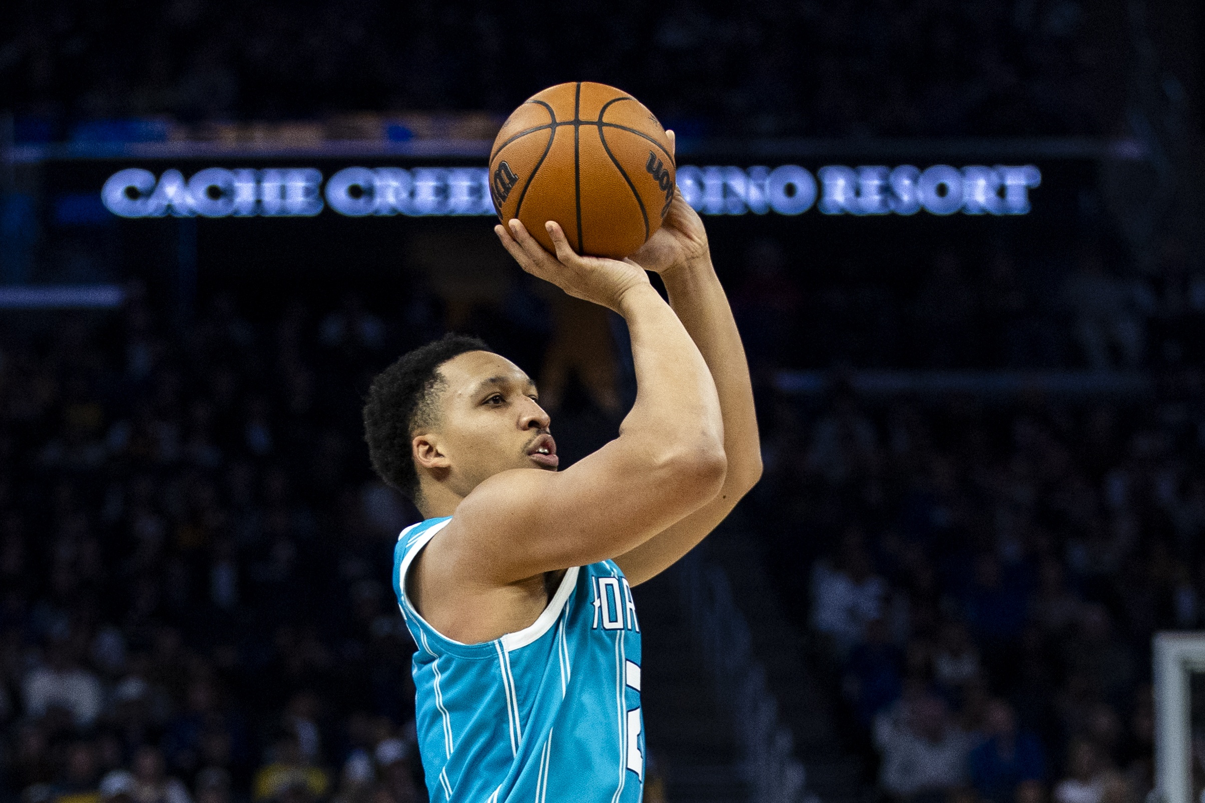 足球直播平台-狂轰滥炸！约什·格林背传助格威打3+0 黄蜂领先76人42分