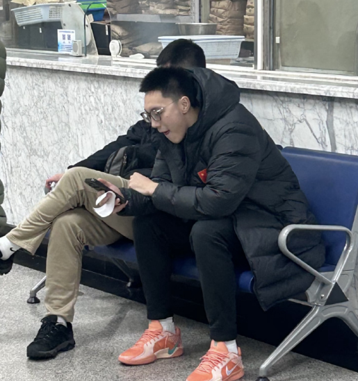 开云网页版-贺希宁曝光胡明轩无缘世预赛原因：膝伤复发 回国第一时间去医院